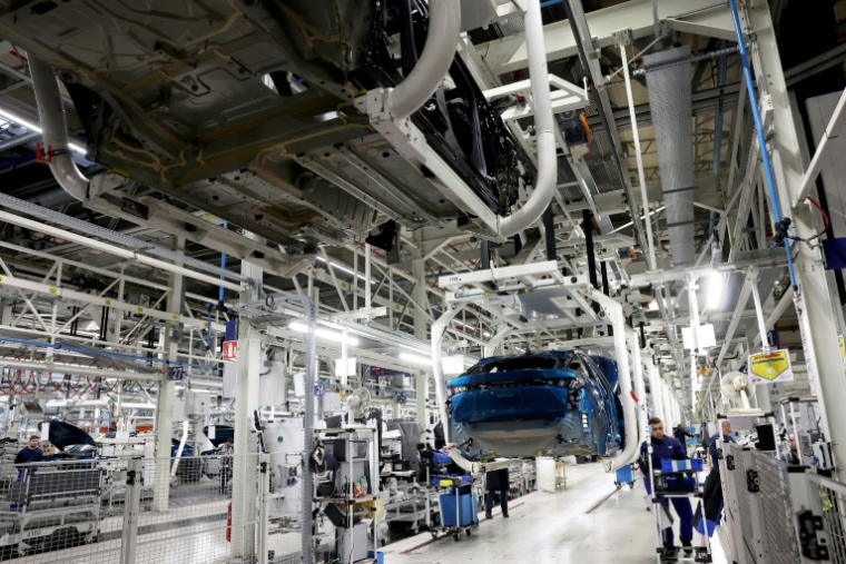 Ligne de production à l'usine Stellantis de Sochaux, dans le Doubs, le 3 octobre 2024. ( AFP / FREDERICK FLORIN )