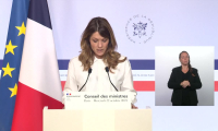 Macron demande une "accélération" des "mesures de sécurisation" du Louvre