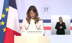 Macron demande une "accélération" des "mesures de sécurisation" du Louvre
