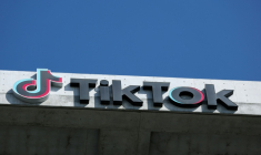 Le logo de TikTok à Culver City, en Californie, le 30 septembre 2025 ( AFP / Patrick T. Fallon )