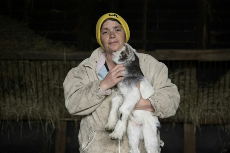 L'agricultrice Dominique Raud pose pour une photo dans son exploitation à Herran, dans le département de la Haute-Garonne, le 13 avril 2026 ( AFP / Ed JONES )