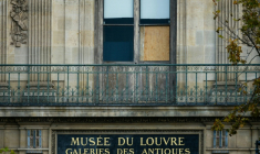 Une fenêtre cassée par laquelle les voleurs sont passés pour dérober au musée du Louvre les joyaux de la Couronne, à Paris le 20 octobre 2025 ( AFP / Dimitar DILKOFF )