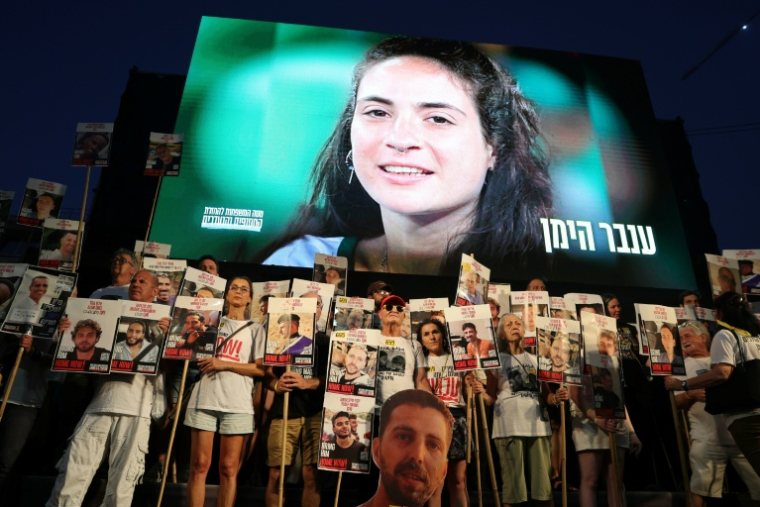 La photo d'une otage israélienne est projetée pendant une manifestation anti-gouvernementale réclamant la fin de la guerre à Gaza et un accord permettant le retour des otages, à Tel-Aviv le 26 juillet 2025 ( AFP / Jack GUEZ )