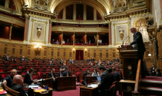 Le ministre de l'Économie et des finances, Roland Lescure (d) s'exprime devant le Sénat, à Paris, le 27 novembre 2025   ( AFP / Thomas SAMSON )