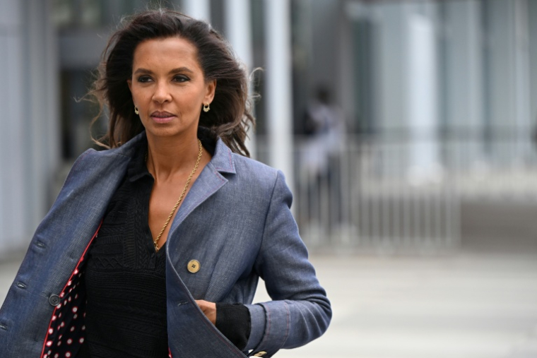 L'animatrice de télévision Karine Le Marchand quitte le palais de justice de Paris, le 26 mai 2025 ( AFP / Leo VIGNAL )
