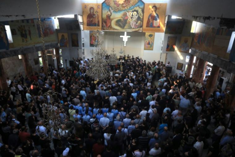 Des fidèles assistent à une messe dirigée par le patriarche grec orthodoxe d'Antioche à l'église Saint-Élie, au lendemain d'un attentat suicide sur ce site religieux, dans le quartier de Dwelaa à Damas, le 23 juin 2025 en Syrie ( AFP / Bakr ALKASEM )