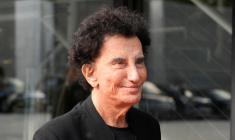 Jack Lang, ex président de l'Institut du Monde Arabe, arrive avant de visiter l'exposition "Trésors sauvés de Gaza", à Paris.