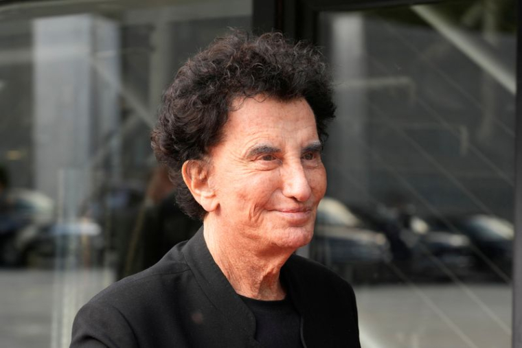 Jack Lang, ex président de l'Institut du Monde Arabe, arrive avant de visiter l'exposition "Trésors sauvés de Gaza", à Paris.