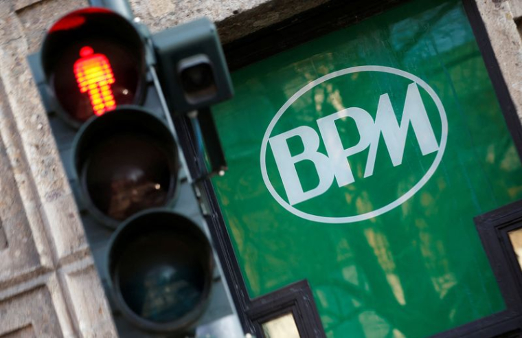 Le logo de la BPM est visible à l'extérieur de la banque dans le centre-ville de Milan