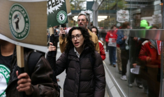Manifestation d'employés de Starbucks devant un café de l'entreprise à New York, le 28 octobre 2025 ( AFP / TIMOTHY A.CLARY )