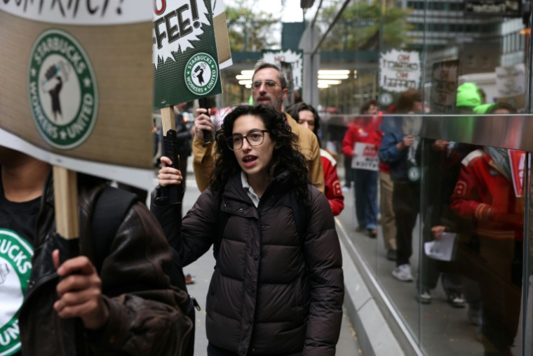 Manifestation d'employés de Starbucks devant un café de l'entreprise à New York, le 28 octobre 2025 ( AFP / TIMOTHY A.CLARY )