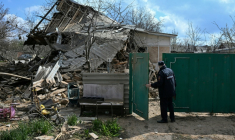 Un policier russe inspecte une maison détruite après une attaque aérienne à Yasynuvata, dans la région ukrainienne de Donetsk contrôlée par la Russie, le 11 avril 2026 ( AFP / STRINGER )
