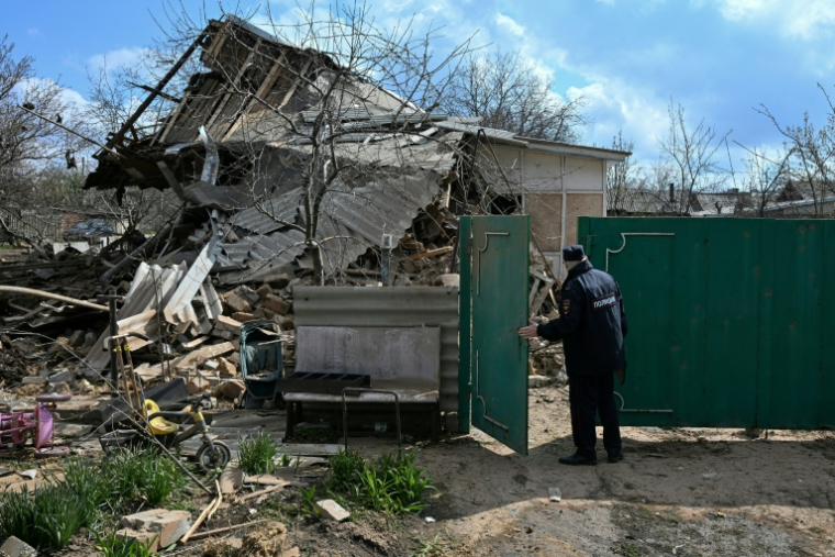 Un policier russe inspecte une maison détruite après une attaque aérienne à Yasynuvata, dans la région ukrainienne de Donetsk contrôlée par la Russie, le 11 avril 2026 ( AFP / STRINGER )