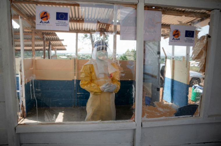 Des agents de santé portant des équipements de protection au centre de traitement d’Ebola de l’Hôpital général de référence de Rwampara, en République démocratique du Congo, le 12 juin 2026 ( AFP / Jospin Mwisha )
