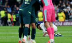 Le Madrilène Jude Bellingham à la fin de la rencontre de C1 perdue contre Manchester City le 10 décembre 2025 dans le stade Santiago Bernabeu à Madrid  ( AFP / Oscar DEL POZO )