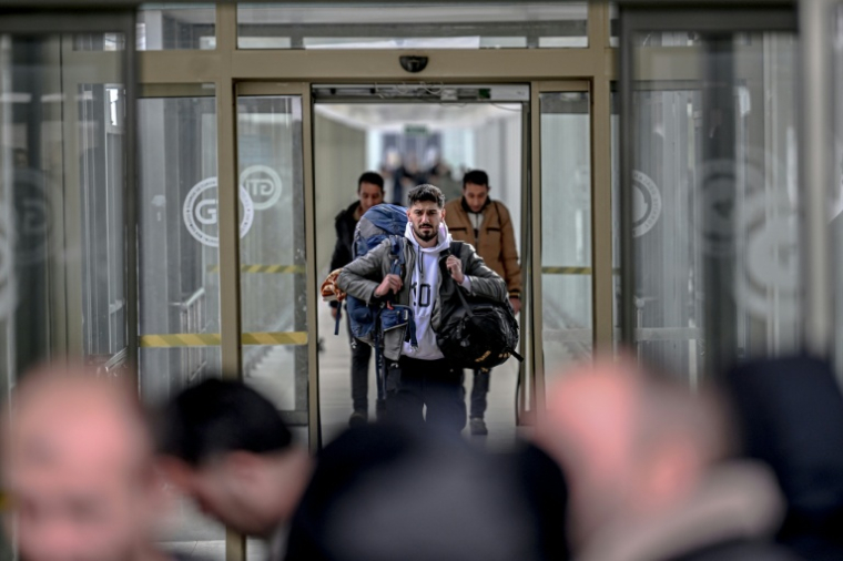 Des Iraniens arrivent sur le sol turc via le principal poste-frontière de Razi-Kapiköy entre l'Iran et la Turquie, le 31 janvier 2026 ( AFP / Ozan KOSE )