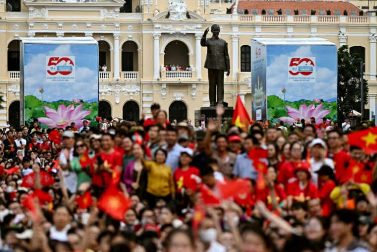 Des spectateus assistent à une parade militaire marquant les 50 ans de la chute de Saïgon, le 30 avril 2025 à Ho Chi Minh-ville, au Vietnam ( AFP / MANAN VATSYAYANA )