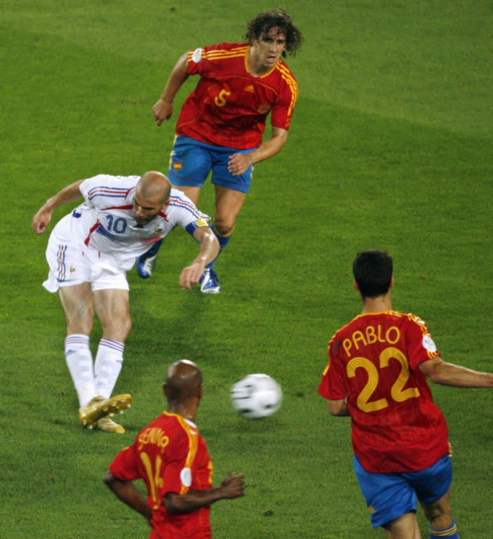 Zinédine Zidane, entouré des Espagnols Carles Puyol, Pablo Ibanez et Marcos Senna, inscrit le troisième but français face à la Roja en 8es de finale du Mondial, le 27 juin 2006 à Hanovre ( AFP / ARIS MESSINIS )