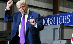 Le président américain Donald Trump fait un pas de danse, le 19 février 2026 à Rome, dans l'Etat de Géorgie, aux Etats-Unis ( AFP / SAUL LOEB )