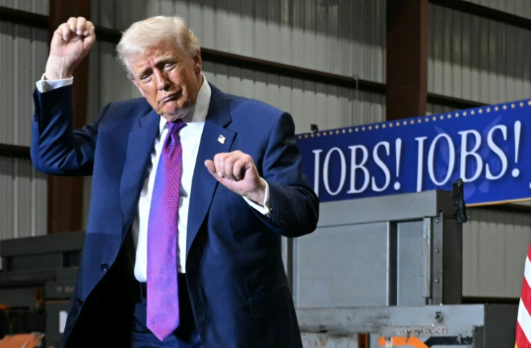 Le président américain Donald Trump fait un pas de danse, le 19 février 2026 à Rome, dans l'Etat de Géorgie, aux Etats-Unis ( AFP / SAUL LOEB )