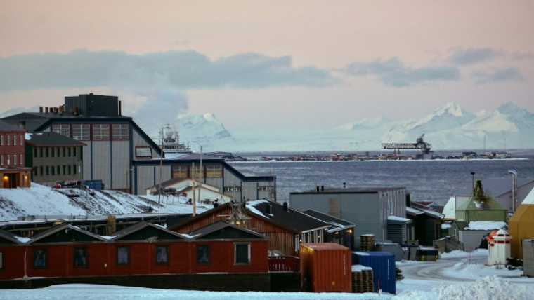 Des vestiges du passé minier de Longyearbyen dans l'archipel norvégien du Svalbard, le 18 février 2026 ( AFP / Oriane Laromiguière )