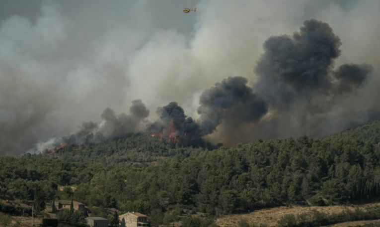 Un incendie à Tournissan, dans l'Aude, le 5 août 2025 ( AFP / Idriss BIGOU-GILLES )