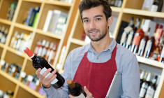 Si le prix du vin de Bordeaux repose toujours sur sa qualité, son origine, sa météo, son classement, il dépend également de signaux critiques envoyés par des consommateurs interconnectés. (crédit: Adobe Stock)