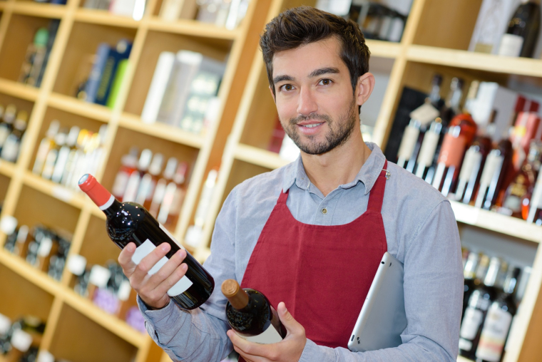 Si le prix du vin de Bordeaux repose toujours sur sa qualité, son origine, sa météo, son classement, il dépend également de signaux critiques envoyés par des consommateurs interconnectés. (crédit: Adobe Stock)