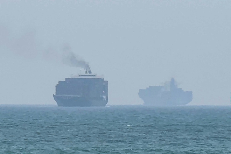 Image extraite d'une séquence vidéo d’AFPTV, le 12 juillet 2026, montrant des navires au mouillage près du détroit d’Ormuz, au large de la côte orientale des Émirats arabes unis, à Khor Fakkan ( AFPTV / - )