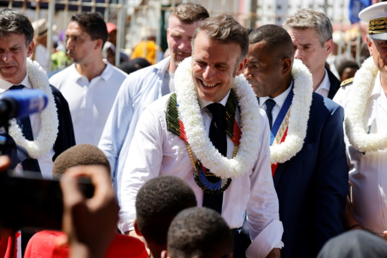 Le président Emmanuel Macron, au centre, lors d'un bain de foule à Tsingoni, à Mayotte, le 21 avril 2025 ( AFP / Ludovic MARIN )