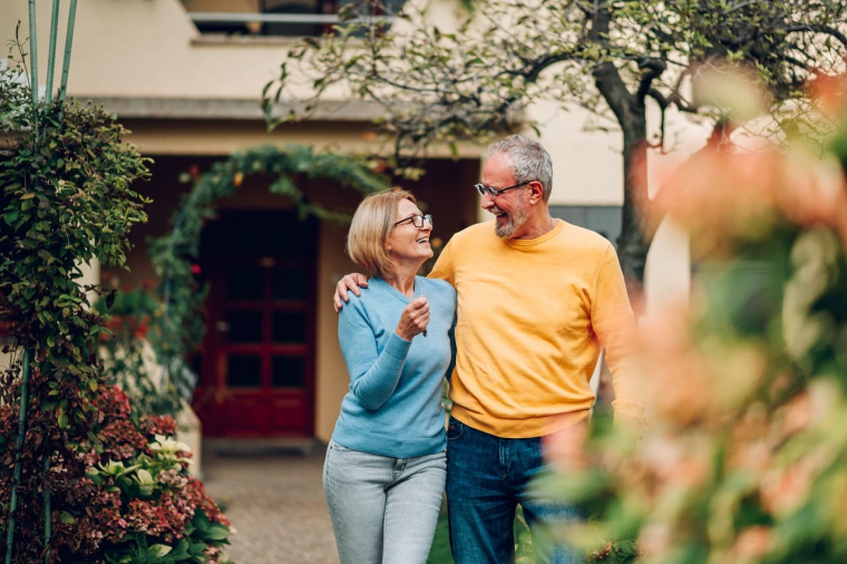 Un couple de retraités, heureux de continuer à vivre dans son logement, tout en percevant le fruit de la vente de son bien immobilier.