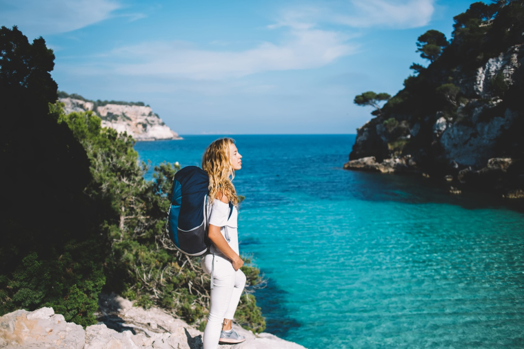 Entre 2014 et 2017, le nombre de femmes voyageant seules a doublé, portant à 37% la proportion de voyageurs solitaires dans le monde aujourd'hui. (crédit: Adobe Stock)