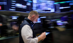 Un trader travaille à la Bourse de New York (NYSE) à New York City, États-Unis, le 7 mars 2024