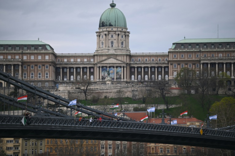 Des drapeaux israéliens et hongrois à Budapest avant l'arrivée du Premier ministre israélien Benjamin Netanyahu, le 2 avril 2025 en Hongrie ( AFP / Attila KISBENEDEK )