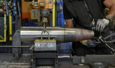 Un technicien travaille sur une ligne de production de corps d'obus dans l'atelier des Forges de Tarbes, le 17 mars 2025 dans les Hautes-Pyrénées ( AFP / Ed JONES )