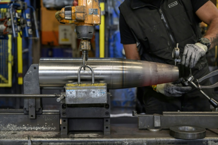 Un technicien travaille sur une ligne de production de corps d'obus dans l'atelier des Forges de Tarbes, le 17 mars 2025 dans les Hautes-Pyrénées ( AFP / Ed JONES )