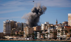 La fumée d'une frappe aérienne israélienne aux abords est de la ville de Tyr, le 24 mars 2026 dans le sud du Liban ( AFP / Dimitar DILKOFF )