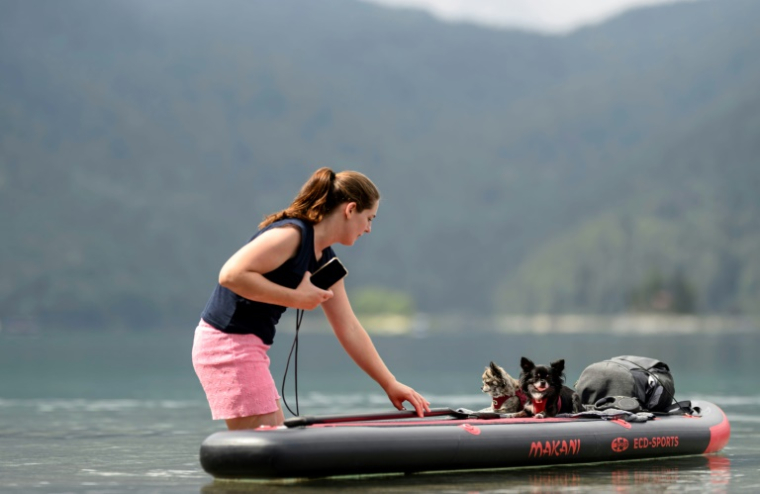 Une touriste et ses chiens sur le lac Eibsee, près de Garmisch-Partenkirchen, dans le sud de l'Allemagne, le 22 août 2025 ( AFP / Philipp Guelland )