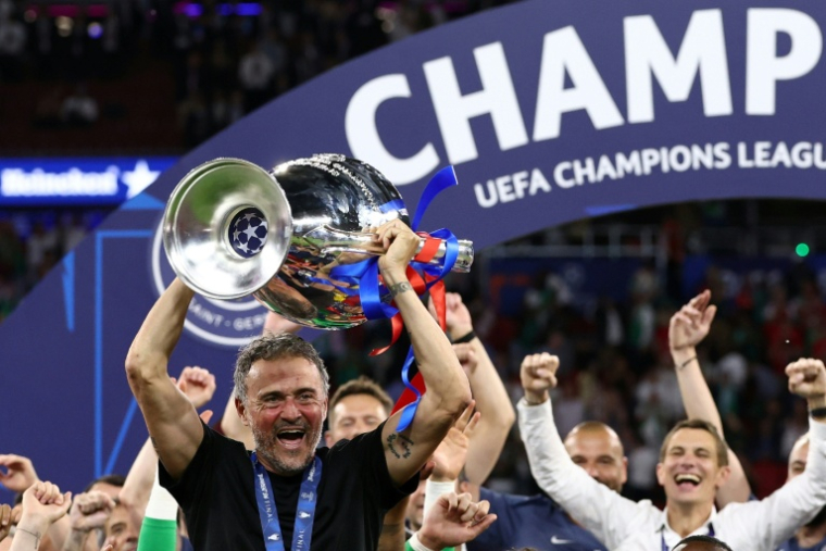 L'entraîneur du Paris SG Luis Enrique soulève le trophée après la victoire en finale de la Ligue des champions contre Arsenal, le 30 mai 2026 à Budapest ( AFP / FRANCK FIFE )