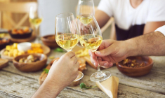 Contrairement à une idée reçue, le vin blanc est le compagnon idéal de nombreux fromages crédit photo : Shutterstock