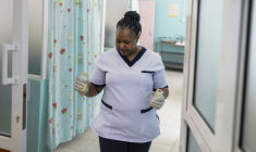 Une infirmière tient des bouteilles de lait maternel provenant de donations faites à la banque de lait de la maternité de l'hôpital Pumwani à Nairobi, le 4 septembre 2025 ( AFP / Tony KARUMBA )
