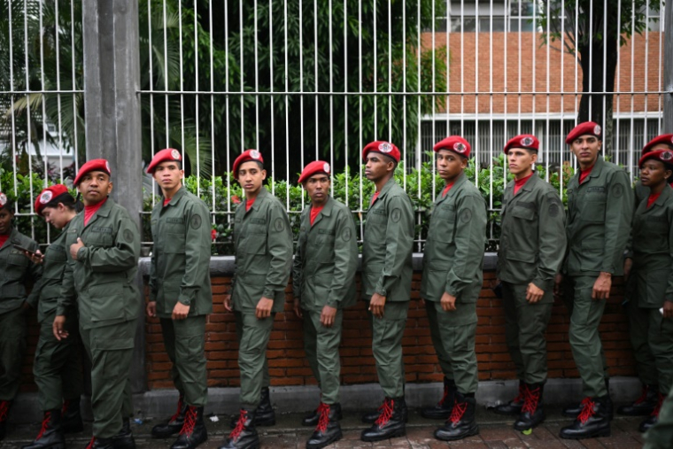 Des membres de la garde d'honneur attendent pour voter à Caracas, lors des élections pour élire députés et gouverneurs, le 25 mai 2025 au Venezuela ( AFP / Federico PARRA )