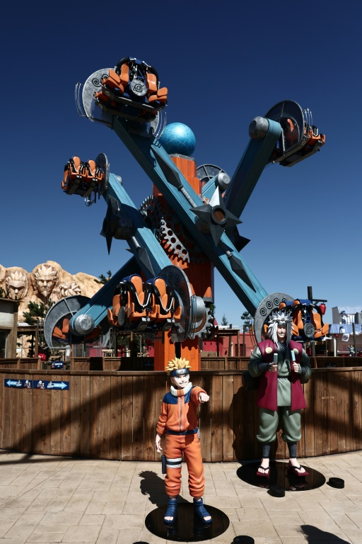 Des visiteurs profitent de l'attraction Rasenga Chakra Rotation lors d'une visite de la zone Konoha Land, inspirée du manga japonais Naruto, à l'occasion de son inauguration au parc d'attractions Spirou Provence à Monteux, près d'Avignon, le 2 avril 2026 dans le Vaucluse ( AFP / Thibaud MORITZ )