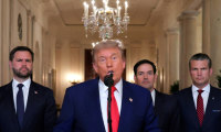 Donald Trump lors d'une allocution à la nation le 21 juin 2025 à Washington DC, avec, de gauche à droite: JD Vance, Marco Rubio, Pete Hegseth ( POOL / CARLOS BARRIA )
