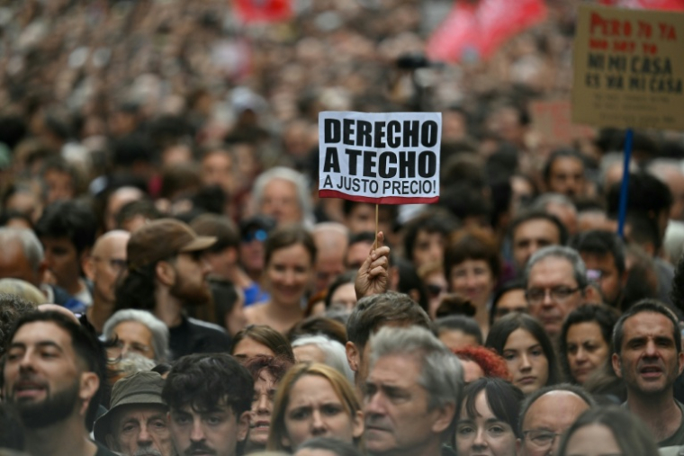 Manifestation pour le droit à un logement décent à Madrid le 3 octobre 2026 ( AFP / JAVIER SORIANO )
