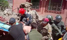 Une personne sortie des décombres après le séisme au Maroc