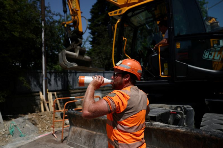 Un ouvrier travaille sur un chantier, à Nantes