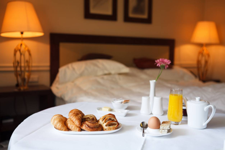 As a Guest le luxe à prix fixe - iStock-borchee