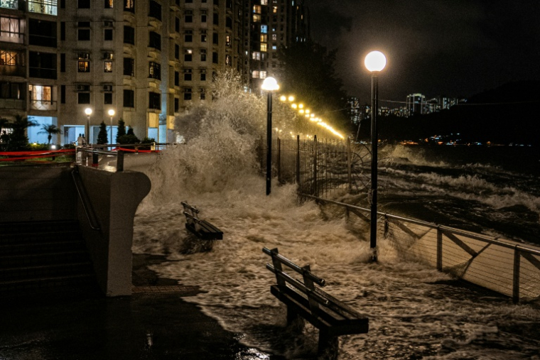 Des vagues s'abattent sur le rivage du quartier de Heng Fa Chuen à Hong Kong à l'approche du super typhon Ragasa, le 23 septembre 2025 ( AFP / Leung Man Hei )