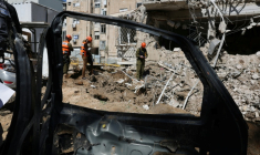 Des secouristes israéliens sur les lieux où un missile iranien s'est abattu à Tel Aviv le 24 mars 2026  ( AFP / Jack GUEZ )